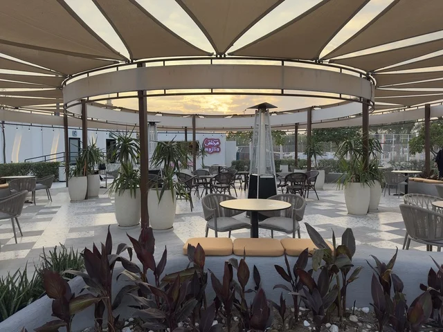 أجواء عائلية مميزة ، مطاعم ومقاهي بإطلالة ساحلية، وجهة سياحية وترفيهية بحرية ، تكية بحر فى المنطقه الشرقيه بالدمام يوم ٢٤ من ديسمبر ٢٠٢٥، المملكة العربية السعودية ، عروض وأنشطة ترفيهية متنوعة أجواء عائلية مميزة ، مطاعم ومقاهي بإطلالة ساحلية، وجهة سياحية وترفيهية بحرية ، تكية بحر فى المنطقه الشرقيه بالدمام يوم ٢٤ من ديسمبر ٢٠٢٥، المملكة العربية السعودية ، عروض وأنشطة ترفيهية متنوعة