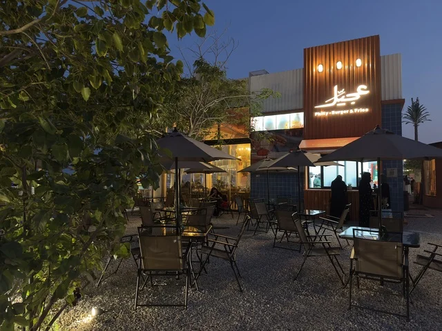 وجهة سياحية وترفيهية بحرية ، أجواء عائلية مميزة ، مطاعم ومقاهي بإطلالة ساحلية، تكية بحر فى المنطقه الشرقيه بالدمام يوم ٢٤ من ديسمبر ٢٠٢٥، المملكة العربية السعودية ، عروض وأنشطة ترفيهية متنوعة