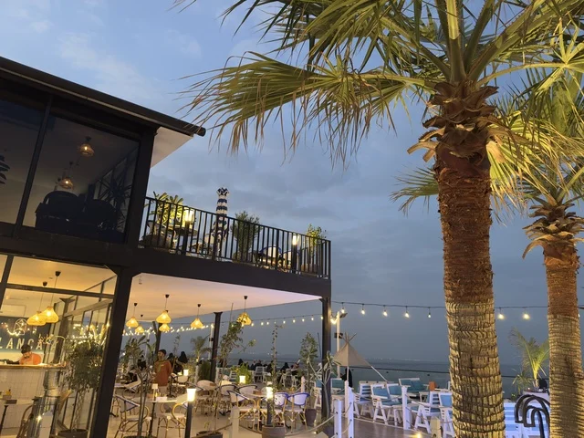 وجهة سياحية وترفيهية بحرية ، أجواء عائلية مميزة ، مطاعم ومقاهي بإطلالة ساحلية، تكية بحر فى المنطقه الشرقيه بالدمام يوم ٢٤ من ديسمبر ٢٠٢٥، المملكة العربية السعودية ، عروض وأنشطة ترفيهية متنوعة