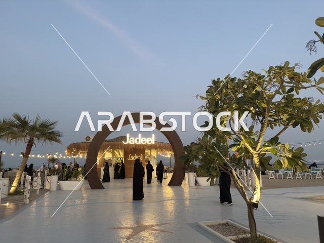 عروض وأنشطة ترفيهية متنوعة،  أجواء عائلية مميزة ،  مدخل مقهي جديل فى تكية بحر فى المنطقه الشرقيه بالدمام يوم ٢٤ من ديسمبر ٢٠٢٥، المملكة العربية السعودية  ، وجهة سياحية وترفيهية بحرية ، مطاعم ومقاهي راقية