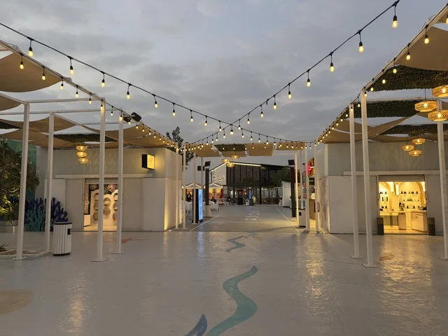 وجهة سياحية وترفيهية بحرية ، مطاعم ومقاهي راقية باطلالة ساحلية فى تكية بحر فى المنطقه الشرقيه بالدمام يوم ٢٤ من ديسمبر ٢٠٢٥، المملكة العربية السعودية  ، عروض وأنشطة ترفيهية متنوعة،  أجواء عائلية مميزة