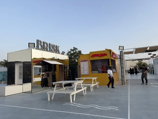 وجهة سياحية وترفيهية بحرية ، مطاعم ومقاهي راقية باطلالة ساحلية فى تكية بحر فى المنطقه الشرقيه بالدمام يوم ٢٤ من ديسمبر ٢٠٢٥، المملكة العربية السعودية  ، عروض وأنشطة ترفيهية متنوعة،  أجواء عائلية مميزة