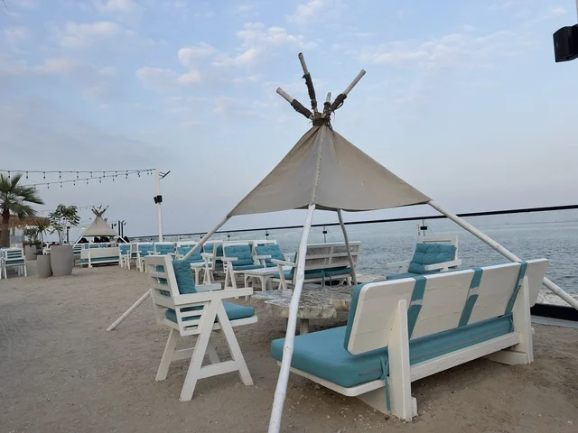 وجهة سياحية وترفيهية بحرية ، مطاعم ومقاهي راقية باطلالة ساحلية فى تكية بحر فى المنطقه الشرقيه بالدمام يوم ٢٤ من ديسمبر ٢٠٢٥، المملكة العربية السعودية  ، عروض وأنشطة ترفيهية متنوعة،  أجواء عائلية مميزة