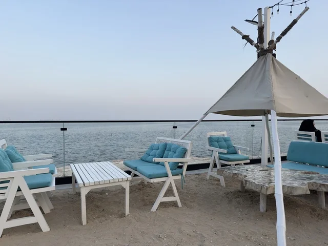 جهة مثالية للعائلات ومحبي البحر ، أنشطة ترفيهية متنوعة، أجواء عائلية مميزة فى تكية بحر فى المنطقه الشرقيه بالدمام يوم ٢٤ من ديسمبر ٢٠٢٥، المملكة العربية السعودية  ،  معالم  سياحية وترفيهية بحرية ، مطاعم ومقاهي راقية باطلالة ساحلية