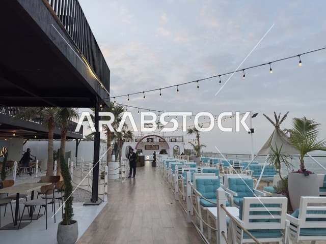 مطاعم ومقاهي بإطلالة ساحلية، تكية بحر فى المنطقه الشرقيه بالدمام يوم ٢٤ من ديسمبر ٢٠٢٥، المملكة العربية السعودية ،  وجهة سياحية وترفيهية بحرية ، أجواء عائلية مميزة ،  عروض وأنشطة ترفيهية متنوعة