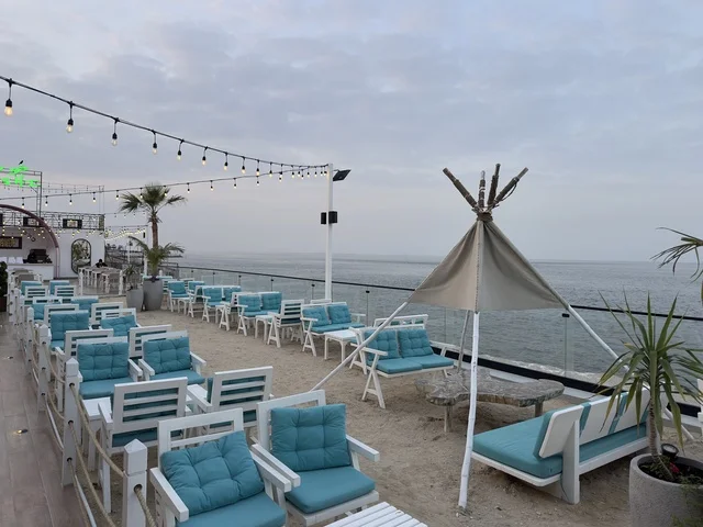 مطاعم ومقاهي بإطلالة ساحلية، تكية بحر فى المنطقه الشرقيه بالدمام يوم ٢٤ من ديسمبر ٢٠٢٥، المملكة العربية السعودية ،  وجهة سياحية وترفيهية بحرية ، أجواء عائلية مميزة ،  عروض وأنشطة ترفيهية متنوعة