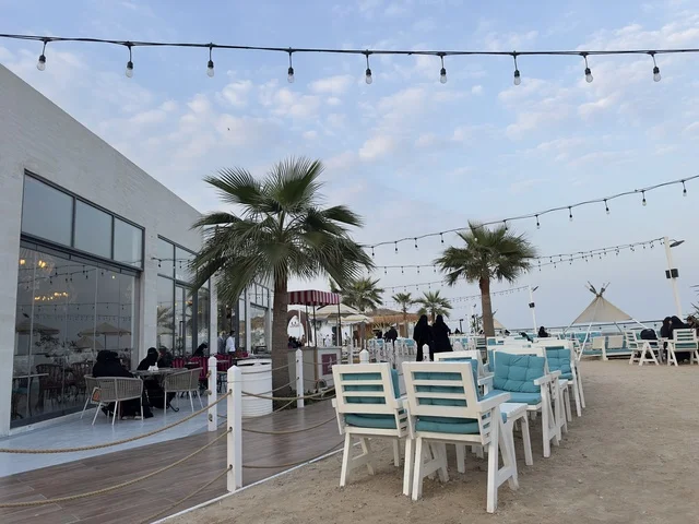 أنشطة ترفيهية متنوعة، أجواء ساحلية راقية فى تكية بحر فى المنطقه الشرقيه بالدمام يوم ٢٤ من ديسمبر ٢٠٢٥، المملكة العربية السعودية  ،  وجهة سياحية وترفيهية بحرية ، مطاعم ومقاهي راقية