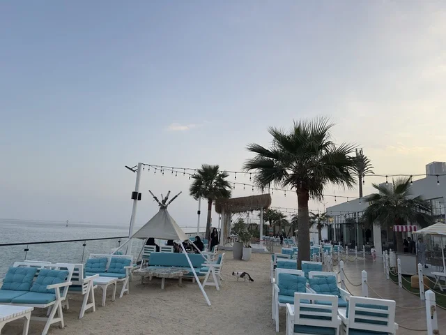 أنشطة ترفيهية متنوعة، أجواء ساحلية راقية فى تكية بحر فى المنطقه الشرقيه بالدمام يوم ٢٤ من ديسمبر ٢٠٢٥، المملكة العربية السعودية  ،  وجهة سياحية وترفيهية بحرية ، مطاعم ومقاهي راقية