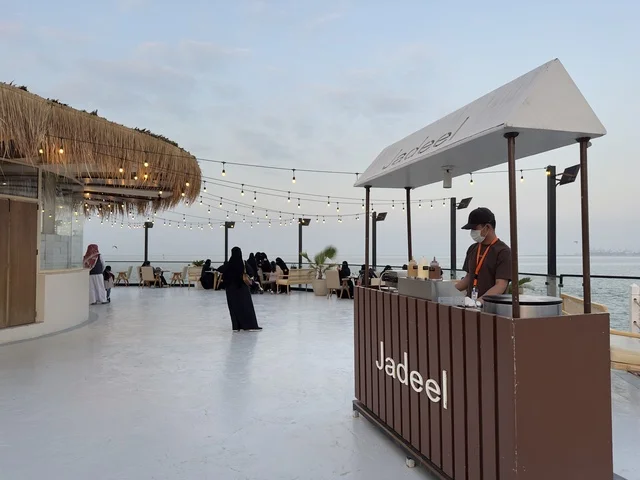 مقهي جديل فى تكية بحر فى المنطقه الشرقيه بالدمام يوم ٢٤ من ديسمبر ٢٠٢٥، المملكة العربية السعودية  ، وجهة سياحية وترفيهية بحرية ،أنشطة ترفيهية متنوعة، أجواء ساحلية راقية،   مطاعم ومقاهي متنوعة