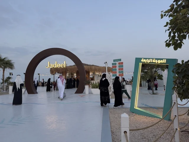 مقهي جديل فى تكية بحر فى المنطقه الشرقيه بالدمام يوم ٢٤ من ديسمبر ٢٠٢٥، المملكة العربية السعودية  ، وجهة سياحية وترفيهية بحرية ،أنشطة ترفيهية متنوعة، أجواء ساحلية راقية،   مطاعم ومقاهي متنوعة