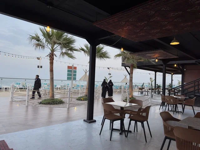 أجواء عائلية مميزة فى تكية بحر فى المنطقه الشرقيه بالدمام يوم ٢٤ من ديسمبر ٢٠٢٥، المملكة العربية السعودية  ، عروض وأنشطة ترفيهية متنوعة، وجهة سياحية وترفيهية بحرية ، مطاعم ومقاهي راقية باطلالة ساحلية