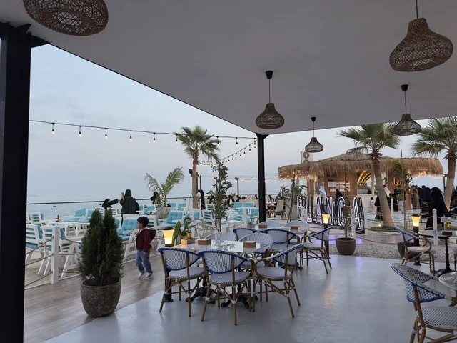 أجواء عائلية مميزة فى تكية بحر فى المنطقه الشرقيه بالدمام يوم ٢٤ من ديسمبر ٢٠٢٥، المملكة العربية السعودية  ، عروض وأنشطة ترفيهية متنوعة، وجهة سياحية وترفيهية بحرية ، مطاعم ومقاهي راقية باطلالة ساحلية