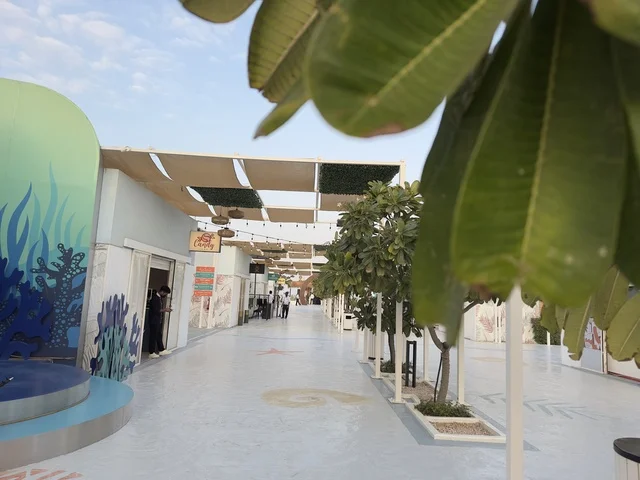 وجهة سياحية بحرية ، مطاعم ومقاهي متنوعة  فى تكية بحر فى المنطقه الشرقيه بالدمام يوم ٢٤ من ديسمبر ٢٠٢٥، المملكة العربية السعودية  ، أنشطة ترفيهية ممتعه ، تجربة استثنائية على ضفاف الساحل