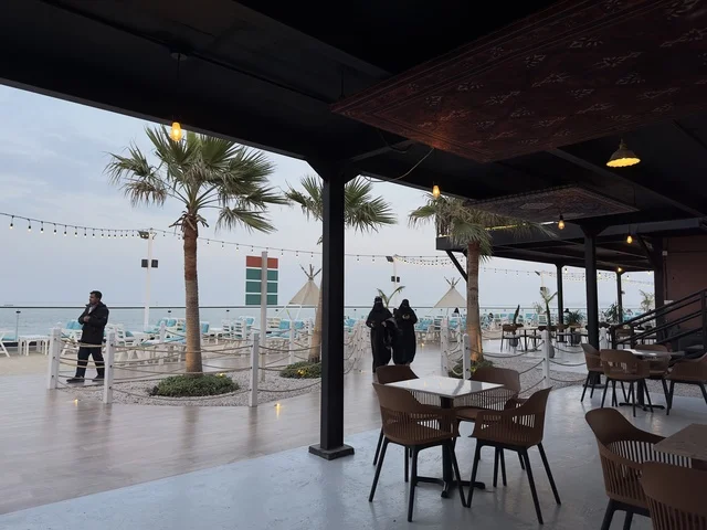 وجهة سياحية بحرية ، مطاعم ومقاهي متنوعة  فى تكية بحر فى المنطقه الشرقيه بالدمام يوم ٢٤ من ديسمبر ٢٠٢٥، المملكة العربية السعودية  ، أنشطة ترفيهية ممتعه ، تجربة استثنائية على ضفاف الساحل