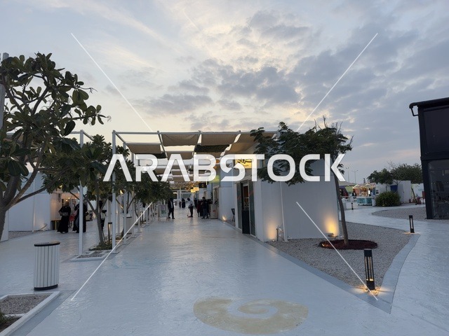 وجهة سياحية بحرية ، مطاعم ومقاهي متنوعة  فى تكية بحر فى المنطقه الشرقيه بالدمام يوم ٢٤ من ديسمبر ٢٠٢٥، المملكة العربية السعودية  ، أنشطة ترفيهية ممتعه ، تجربة استثنائية على ضفاف الساحل