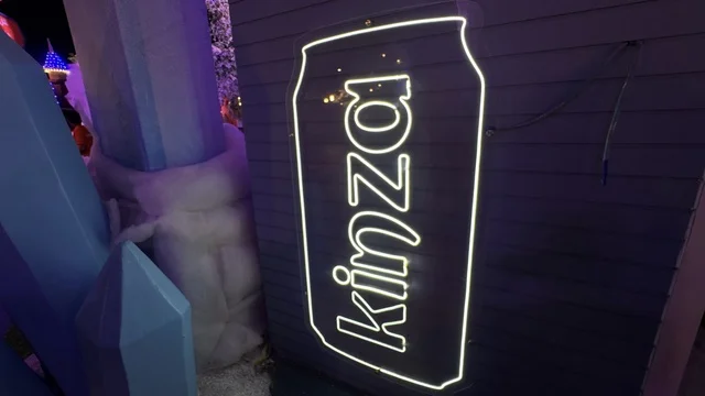 بيع المشروب الغازي بعبوة كانز، وجهة ترفيهية شتوية كبرى، ونتر وندرلاند جدة في حي الشاطئ بالقرب من الكورنيش على طريق الملك عبدالعزيز، فعالية موسم جدة 2025 ، مهرجان هايد بارك الشتوي الرائع من 14 نوفمبر 2025 إلى 1 يناير 2026