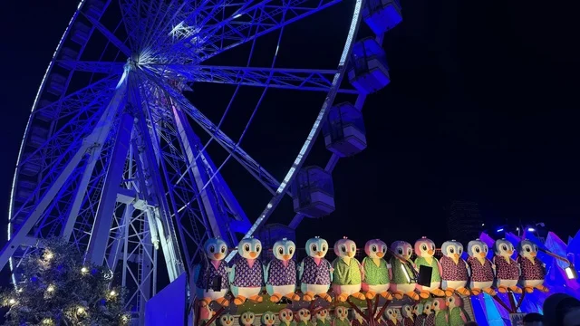 لعبة العجلة الدوارة العملاقة في ونتر وندرلاند جدة في حي الشاطئ بالقرب من الكورنيش على طريق الملك عبدالعزيز، وجهة ترفيهية شتوية كبرى، فعالية موسم جدة 2025 ، مهرجان هايد بارك الشتوي الرائع من 14 نوفمبر 2025 إلى 1 يناير 2026