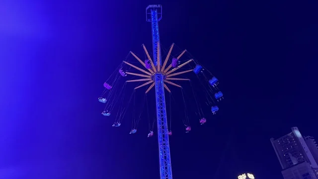 فعالية موسم جدة 2025 ، لعبة السلاسل الدوارة في ونتر وندرلاند جدة في حي الشاطئ بالقرب من الكورنيش على طريق الملك عبدالعزيز، وجهة ترفيهية شتوية كبرى، مهرجان هايد بارك الشتوي الرائع من 14 نوفمبر 2025 إلى 1 يناير 2026