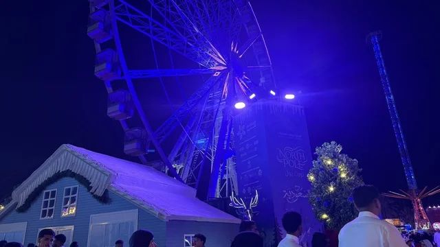 The giant Ferris wheel at Winter Wonderland Jeddah, located in the Al-Shati district near the Corniche on King Abdulaziz Road, is a major winter entertainment destination and part of Jeddah Season 2025, the fantastic Hyde Park Winter Festival, running from November 14, 2025 to January 1, 2026.
