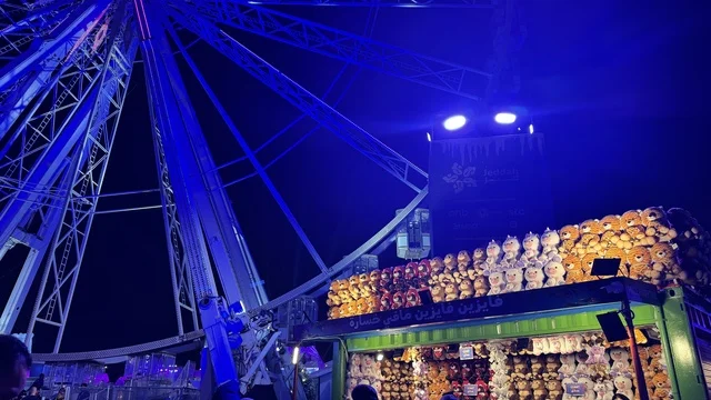 The giant Ferris wheel at Winter Wonderland Jeddah, located in the Al-Shati district near the Corniche on King Abdulaziz Road, is a major winter entertainment destination and part of Jeddah Season 2025, the fantastic Hyde Park Winter Festival, running from November 14, 2025 to January 1, 2026.