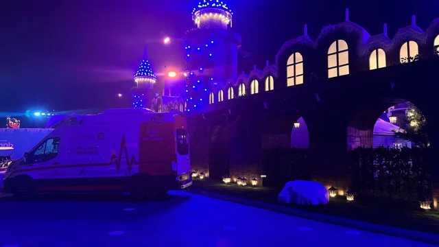 وجهة ترفيهية شتوية كبرى، سيارة اسعاف في ونتر وندرلاند جدة في حي الشاطئ بالقرب من الكورنيش على طريق الملك عبدالعزيز، فعالية موسم جدة 2025 ، مهرجان هايد بارك الشتوي الرائع من 14 نوفمبر 2025 إلى 1 يناير 2026