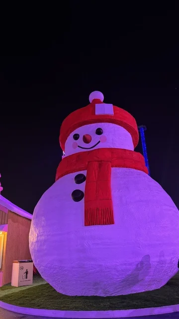 مهرجان هايد بارك الشتوي من 14 نوفمبر 2025 إلى 1 يناير 2026، فعالية موسم جدة 2025 ، مجسم رجل ثلجي عملاق في ونتر وندرلاند جدة في حي الشاطئ بالقرب من الكورنيش على طريق الملك عبدالعزيز، وجهة ترفيهية شتوية كبرى