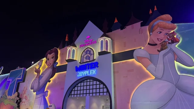 ركن ديزني برنسس في مهرجان هايد بارك الشتوي من 14 نوفمبر 2025 إلى 1 يناير 2026، فعالية موسم جدة 2025 ، ونتر وندرلاند جدة في حي الشاطئ بالقرب من الكورنيش على طريق الملك عبدالعزيز، وجهة ترفيهية شتوية كبرى