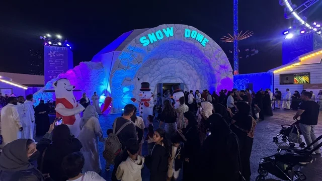 توافد الزوار إلى مهرجان هايد بارك الشتوي من 14 نوفمبر 2025 إلى 1 يناير 2026، فعالية موسم جدة 2025 ، ونتر وندرلاند جدة في حي الشاطئ بالقرب من الكورنيش على طريق الملك عبدالعزيز، وجهة ترفيهية شتوية كبرى