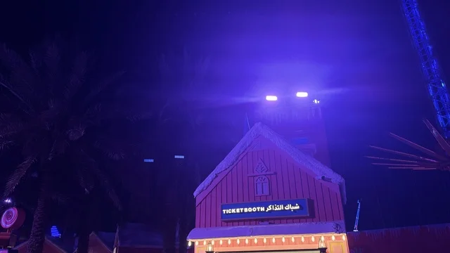 Buying game tickets from the ticket booth at the Winter Hyde Park Festival from November 14, 2025, to January 1, 2026, the Jeddah Season 2025 event, and Winter Wonderland Jeddah in the Al-Shatea neighborhood near the corniche on King Abdulaziz Road, a major winter entertainment destination.