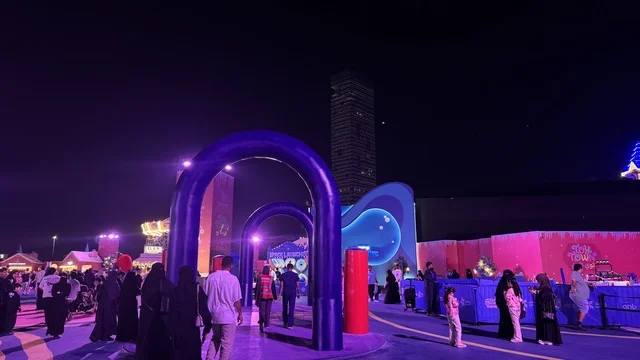 توافد الزوار إلى مهرجان هايد بارك الشتوي من 14 نوفمبر 2025 إلى 1 يناير 2026، فعالية موسم جدة 2025 ، ونتر وندرلاند جدة في حي الشاطئ بالقرب من الكورنيش على طريق الملك عبدالعزيز، وجهة ترفيهية شتوية كبرى