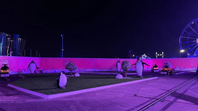 مجسمات البطريق في مهرجان هايد بارك الشتوي من 14 نوفمبر 2025 إلى 1 يناير 2026، فعالية موسم جدة 2025 ، ونتر وندرلاند جدة في حي الشاطئ بالقرب من الكورنيش على طريق الملك عبدالعزيز، وجهة ترفيهية شتوية كبرى
