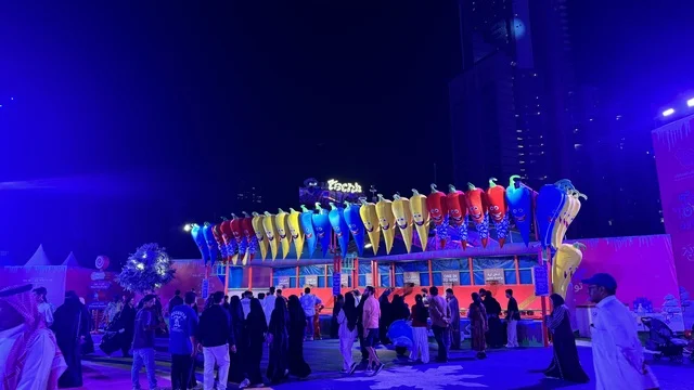 توافد الزوار إلى مهرجان هايد بارك الشتوي من 14 نوفمبر 2025 إلى 1 يناير 2026، فعالية موسم جدة 2025 ، ونتر وندرلاند جدة في حي الشاطئ بالقرب من الكورنيش على طريق الملك عبدالعزيز، وجهة ترفيهية شتوية كبرى