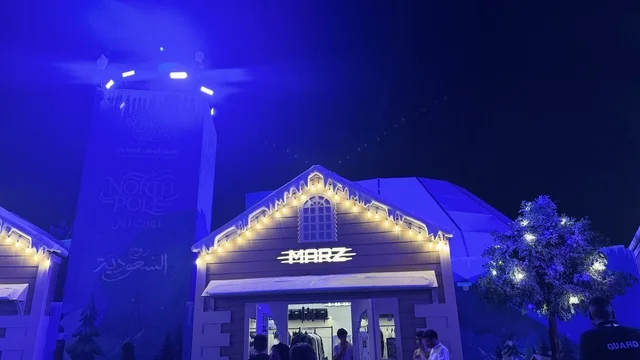 متجر للتسوق في مهرجان هايد بارك الشتوي من 14 نوفمبر 2025 إلى 1 يناير 2026، فعالية موسم جدة 2025 ، ونتر وندرلاند جدة في حي الشاطئ بالقرب من الكورنيش على طريق الملك عبدالعزيز، وجهة ترفيهية شتوية كبرى