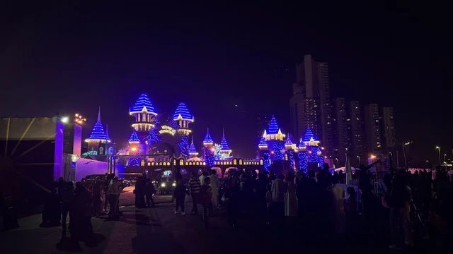 توافد الزوار إلى ونتر وندرلاند جدة في حي الشاطئ بالقرب من الكورنيش على طريق الملك عبدالعزيز، مهرجان هايد بارك الشتوي من 14 نوفمبر 2025 إلى 1 يناير 2026، فعالية موسم جدة 2025 ،  وجهة ترفيهية شتوية كبرى