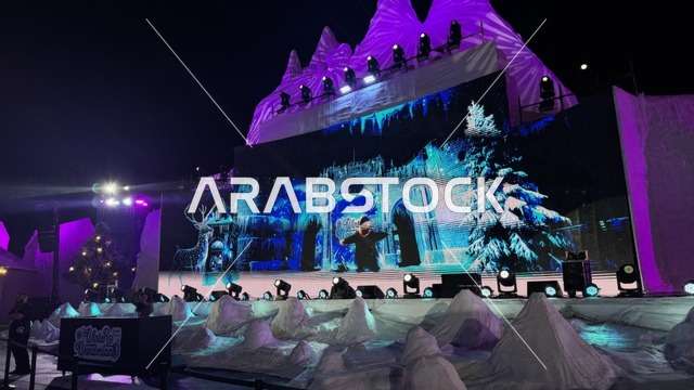 شاشة الكترونية مضاءة عملاقة في ونتر وندرلاند جدة في حي الشاطئ بالقرب من الكورنيش على طريق الملك عبدالعزيز، مهرجان هايد بارك الشتوي من 14 نوفمبر 2025 إلى 1 يناير 2026، فعالية موسم جدة 2025 ،  وجهة ترفيهية شتوية كبرى