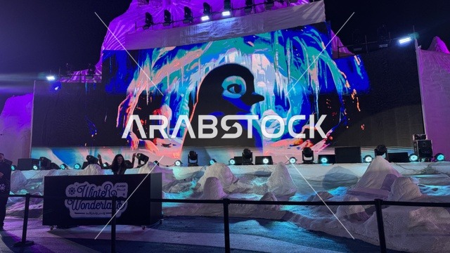 شاشة الكترونية مضاءة عملاقة في ونتر وندرلاند جدة في حي الشاطئ بالقرب من الكورنيش على طريق الملك عبدالعزيز، مهرجان هايد بارك الشتوي من 14 نوفمبر 2025 إلى 1 يناير 2026، فعالية موسم جدة 2025 ،  وجهة ترفيهية شتوية كبرى