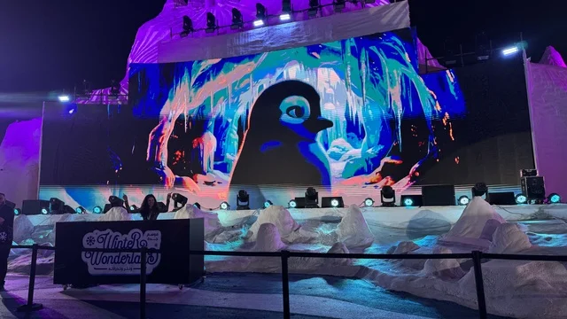 شاشة الكترونية مضاءة عملاقة في ونتر وندرلاند جدة في حي الشاطئ بالقرب من الكورنيش على طريق الملك عبدالعزيز، مهرجان هايد بارك الشتوي من 14 نوفمبر 2025 إلى 1 يناير 2026، فعالية موسم جدة 2025 ،  وجهة ترفيهية شتوية كبرى