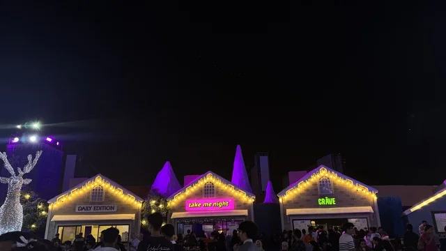 توافد الزوار إلى ونتر وندرلاند جدة في حي الشاطئ بالقرب من الكورنيش على طريق الملك عبدالعزيز، مهرجان هايد بارك الشتوي من 14 نوفمبر 2025 إلى 1 يناير 2026، فعالية موسم جدة 2025 ،  وجهة ترفيهية شتوية كبرى