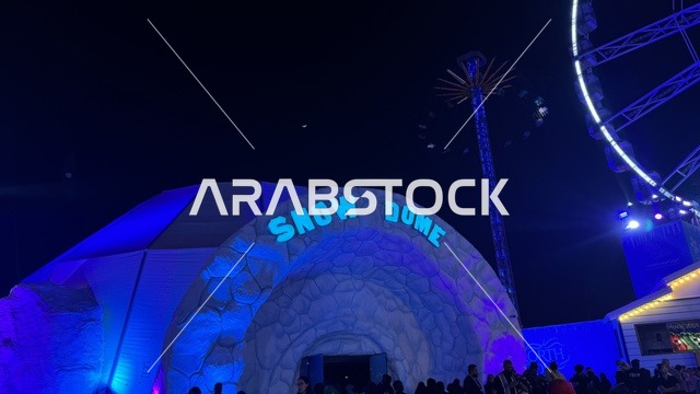 اللعب بالثلج في القبة الثلجية في ونتر وندرلاند جدة في حي الشاطئ بالقرب من الكورنيش على طريق الملك عبدالعزيز، مهرجان هايد بارك الشتوي من 14 نوفمبر 2025 إلى 1 يناير 2026، فعالية موسم جدة 2025 ،  وجهة ترفيهية شتوية كبرى