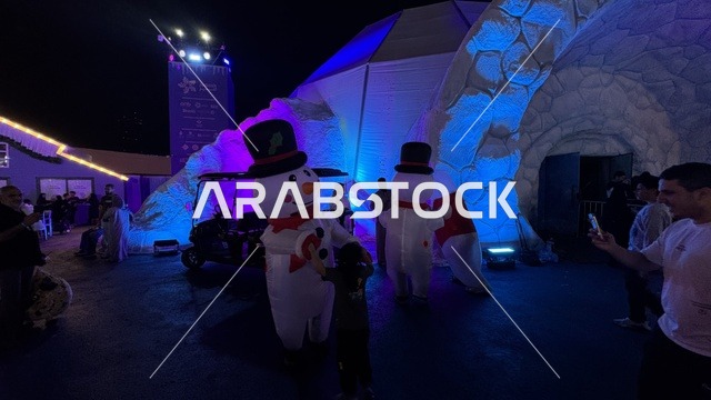 اللعب بالثلج في القبة الثلجية في ونتر وندرلاند جدة في حي الشاطئ بالقرب من الكورنيش على طريق الملك عبدالعزيز، مهرجان هايد بارك الشتوي من 14 نوفمبر 2025 إلى 1 يناير 2026، فعالية موسم جدة 2025 ،  وجهة ترفيهية شتوية كبرى