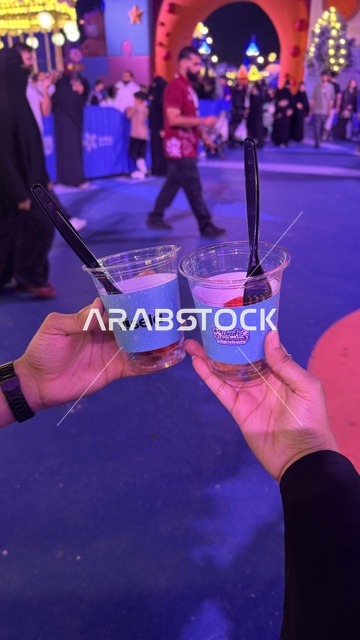 تناول الحلوى اللذيذة في ونتر وندرلاند جدة في حي الشاطئ بالقرب من الكورنيش على طريق الملك عبدالعزيز، فعالية موسم جدة 2025 ،  مهرجان هايد بارك الشتوي من 14 نوفمبر 2025 إلى 1 يناير 2026، وجهة ترفيهية شتوية كبرى