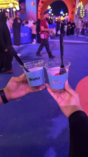 تناول الحلوى اللذيذة في ونتر وندرلاند جدة في حي الشاطئ بالقرب من الكورنيش على طريق الملك عبدالعزيز، فعالية موسم جدة 2025 ،  مهرجان هايد بارك الشتوي من 14 نوفمبر 2025 إلى 1 يناير 2026، وجهة ترفيهية شتوية كبرى