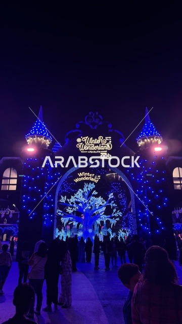 الاضاءة الزرقاءة في ونتر وندرلاند جدة في حي الشاطئ بالقرب من الكورنيش على طريق الملك عبدالعزيز، فعالية موسم جدة 2025 ،  مهرجان هايد بارك الشتوي من 14 نوفمبر 2025 إلى 1 يناير 2026، وجهة ترفيهية شتوية كبرى