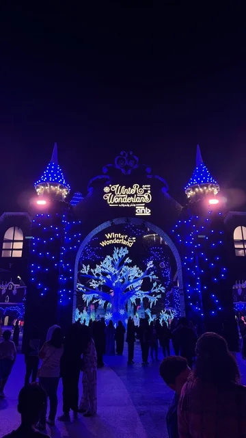 الاضاءة الزرقاءة في ونتر وندرلاند جدة في حي الشاطئ بالقرب من الكورنيش على طريق الملك عبدالعزيز، فعالية موسم جدة 2025 ،  مهرجان هايد بارك الشتوي من 14 نوفمبر 2025 إلى 1 يناير 2026، وجهة ترفيهية شتوية كبرى