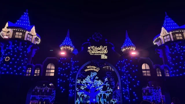 The blue lighting in Winter Wonderland Jeddah in the Al-Shatea neighborhood near the corniche on King Abdulaziz Road, part of the Jeddah Season 2025, the Hyde Park Winter Festival from November 14, 2025, to January 1, 2026, is a major winter entertainment destination.