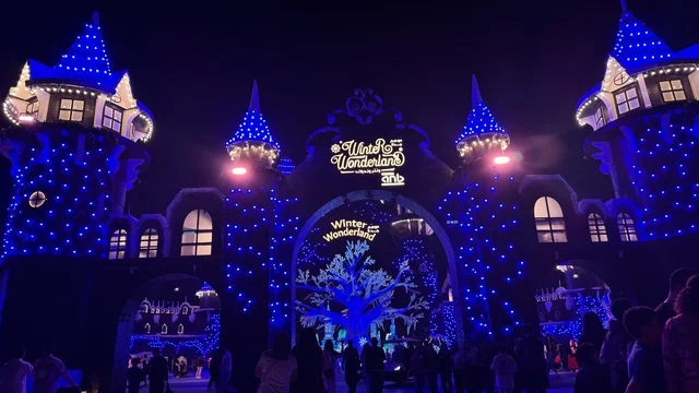 The blue lighting in Winter Wonderland Jeddah in the Al-Shatea neighborhood near the corniche on King Abdulaziz Road, part of the Jeddah Season 2025, the Hyde Park Winter Festival from November 14, 2025, to January 1, 2026, is a major winter entertainment destination.