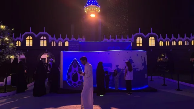 قضاء وقت عائلي ممتع في ونتر وندرلاند جدة في حي الشاطئ بالقرب من الكورنيش على طريق الملك عبدالعزيز، فعالية موسم جدة 2025 ،  مهرجان هايد بارك الشتوي من 14 نوفمبر 2025 إلى 1 يناير 2026، وجهة ترفيهية شتوية كبرى