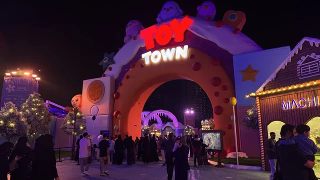 قضاء وقت عائلي ممتع في ونتر وندرلاند جدة في حي الشاطئ بالقرب من الكورنيش على طريق الملك عبدالعزيز، فعالية موسم جدة 2025 ،  مهرجان هايد بارك الشتوي من 14 نوفمبر 2025 إلى 1 يناير 2026، وجهة ترفيهية شتوية كبرى