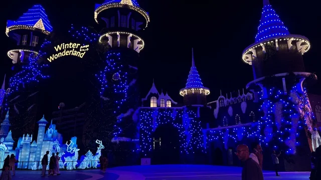 الاضاءة الزرقاءة في ونتر وندرلاند جدة في حي الشاطئ بالقرب من الكورنيش على طريق الملك عبدالعزيز، فعالية موسم جدة 2025 ،  مهرجان هايد بارك الشتوي من 14 نوفمبر 2025 إلى 1 يناير 2026، وجهة ترفيهية شتوية كبرى