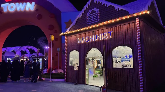 قضاء وقت عائلي ممتع في ونتر وندرلاند جدة في حي الشاطئ بالقرب من الكورنيش على طريق الملك عبدالعزيز، فعالية موسم جدة 2025 ،  مهرجان هايد بارك الشتوي من 14 نوفمبر 2025 إلى 1 يناير 2026، وجهة ترفيهية شتوية كبرى